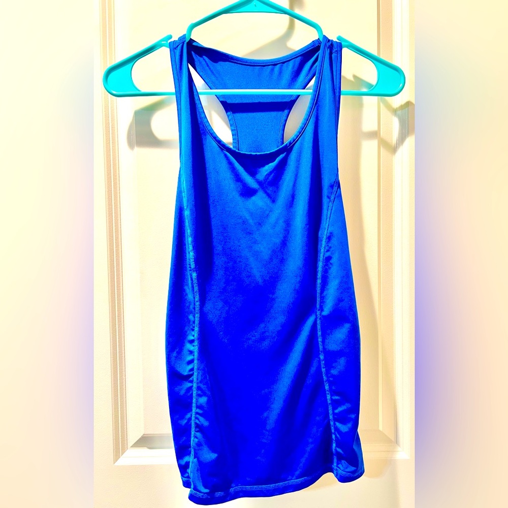 Women’s racer back semi fitted workout tank. Excellent condition. Breathable.